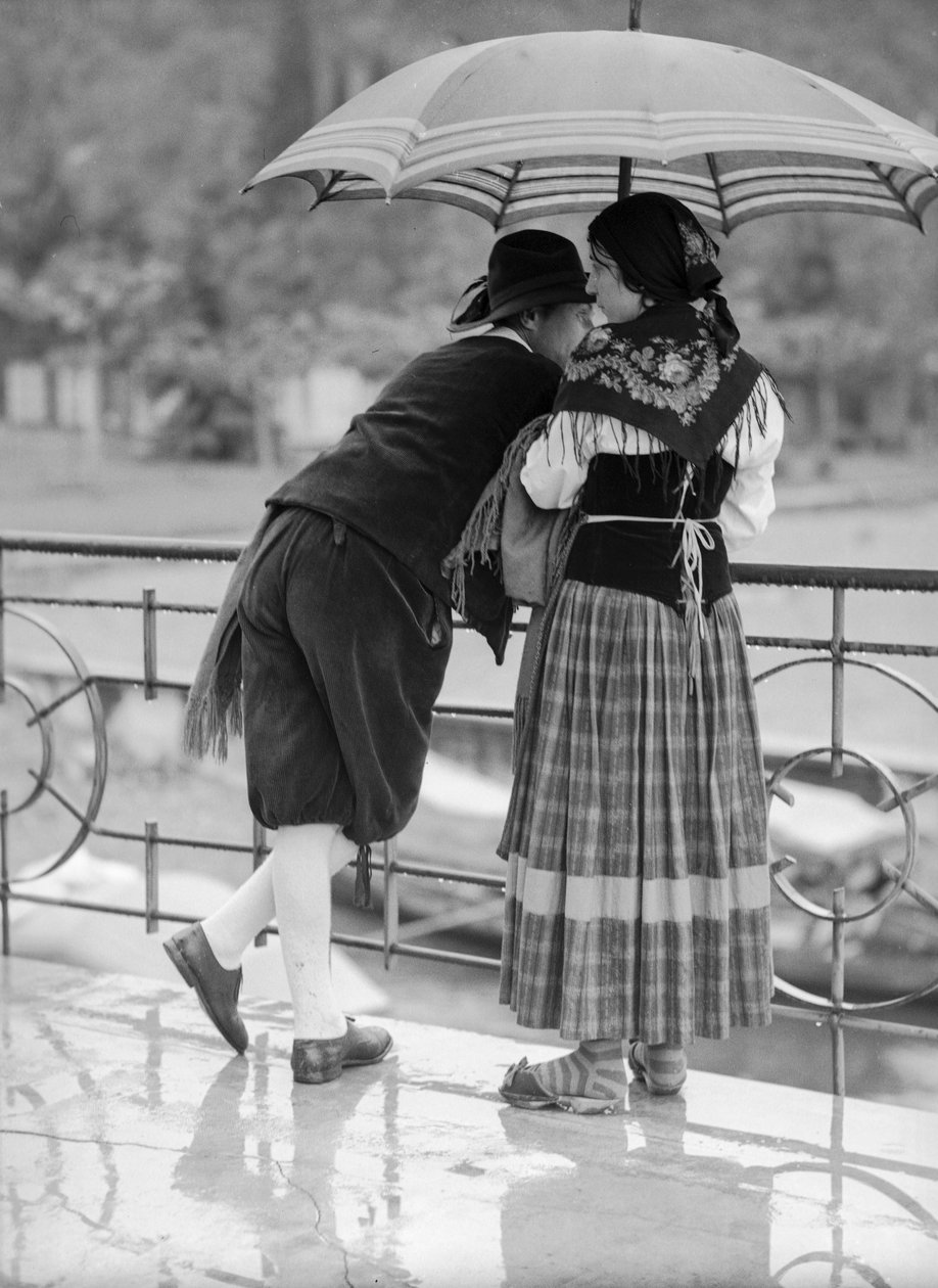 Casal jovem com guarda-chuva, Itália de Bernard F. Rogers