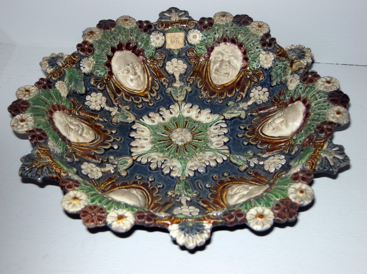 Prato com rostos grotescos (faiança) de Bernard Palissy