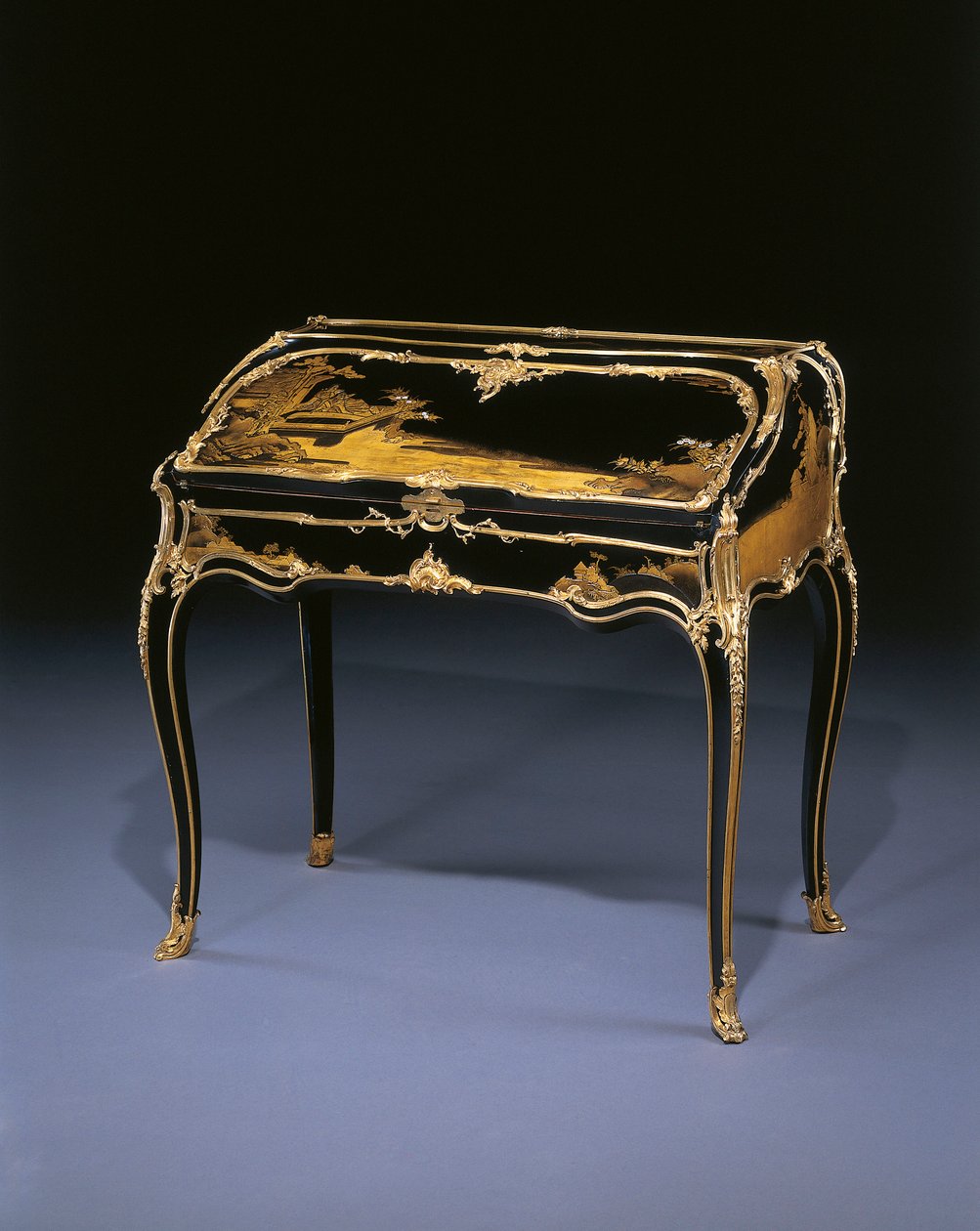 Mesa inclinada Louis XIV, c.1750 (laca japonesa montada em ormolu e verniz Martin) de Bernard van (attr. to) Risenburgh II