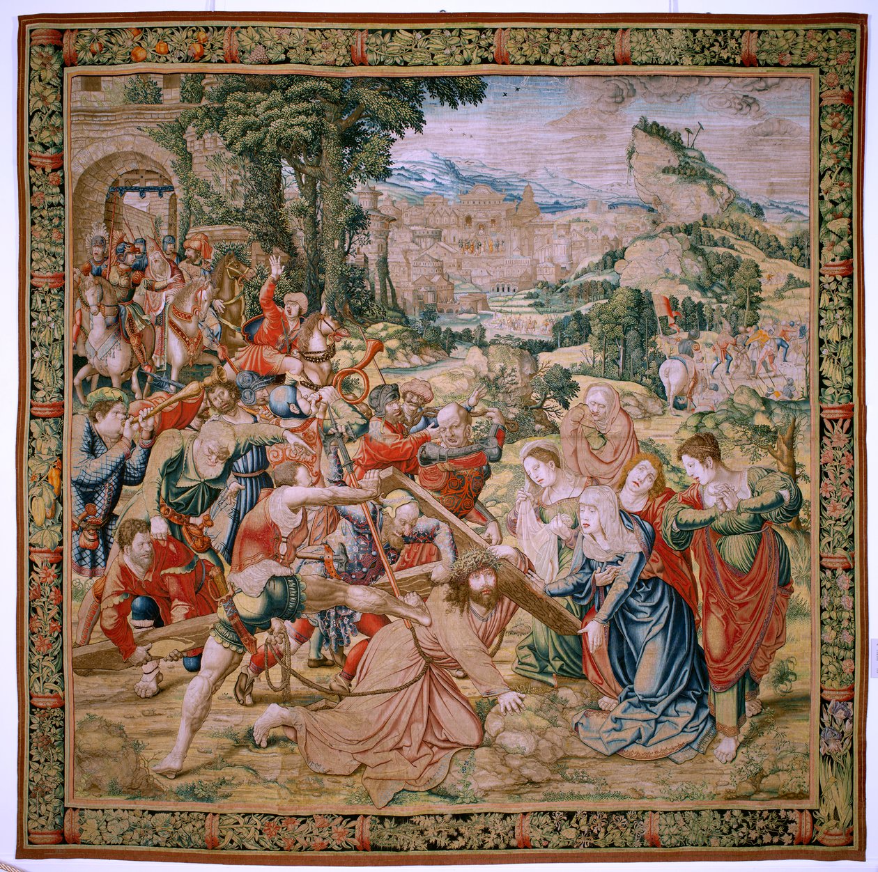 tapeçaria flamenga. Série A Paixão de Cristo. Queda a caminho do Calvário (Caída en el camino del Calvario). Segunda tapeçaria da série. Modelos Cartunista Bernard van Orley. Manufatura Pieter de Pannemaker, Bruxelas. Ca 1518-1523. Tecido Ouro, prata, de Bernard van Orley