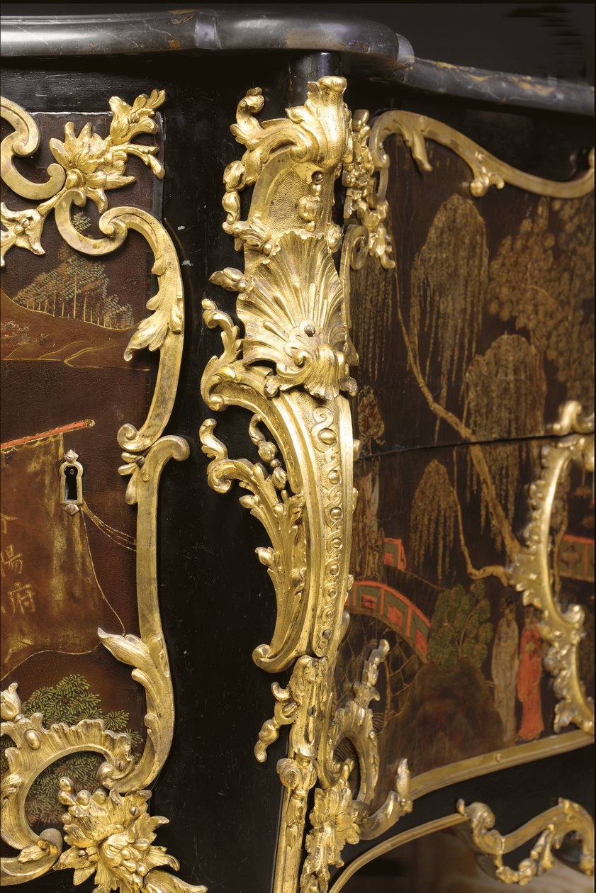 Cômoda Luís XV, c.1740 (preto chinês montado em ormolu, laca policromada e dourada, serpentina, mármore e vernis) de Bernard van Risamburgh
