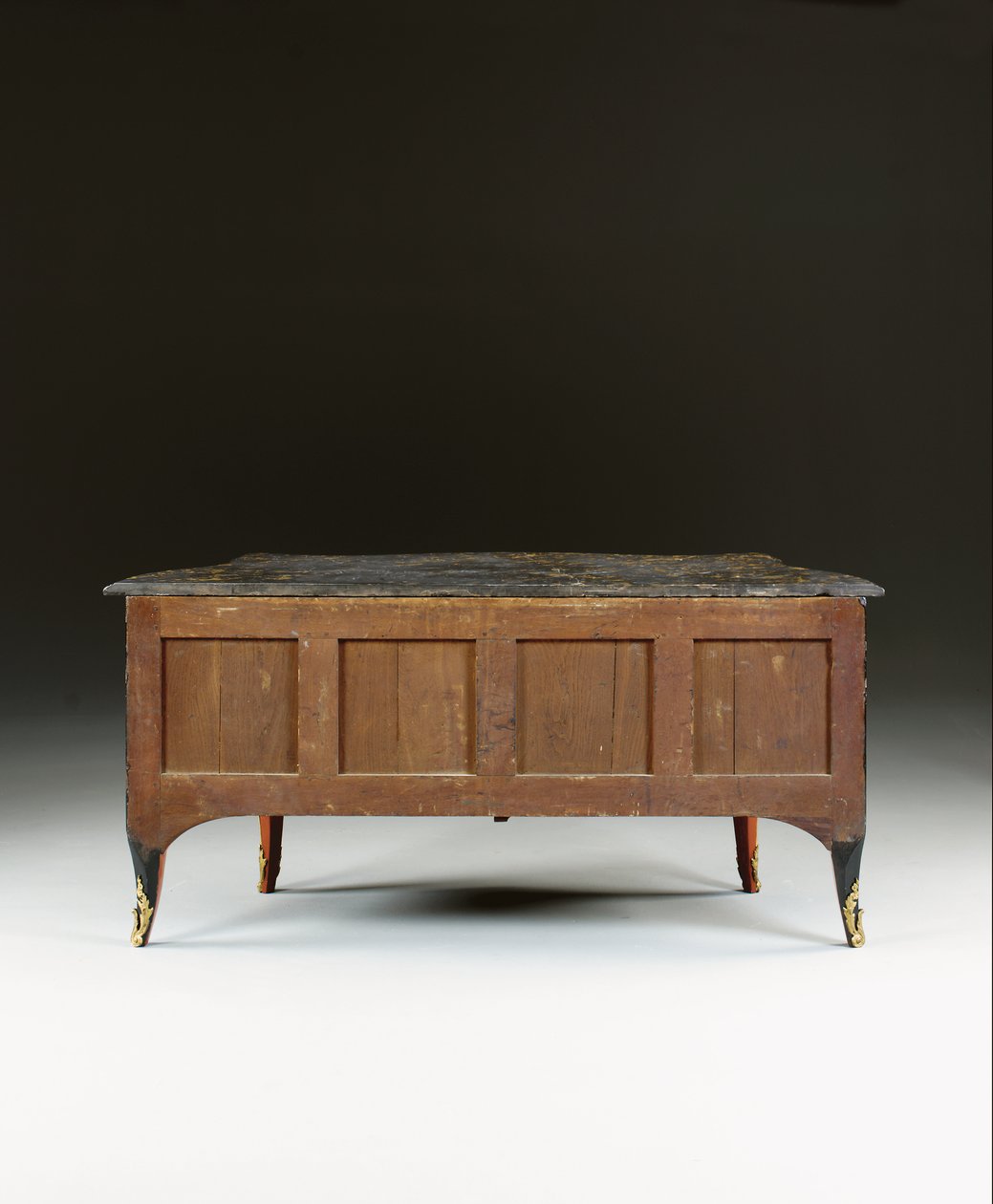 Cômoda Luís XV, c.1740 (preto chinês montado em ormolu, laca policromada e dourada, serpentina, mármore e vernis) de Bernard van Risamburgh