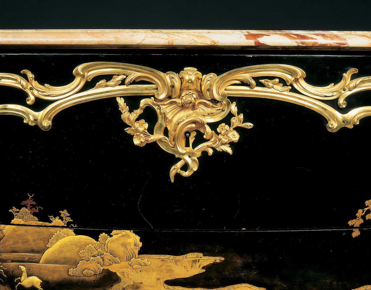 Cômoda (laca japonesa montada em ormolu) de Bernard van Risenburgh II