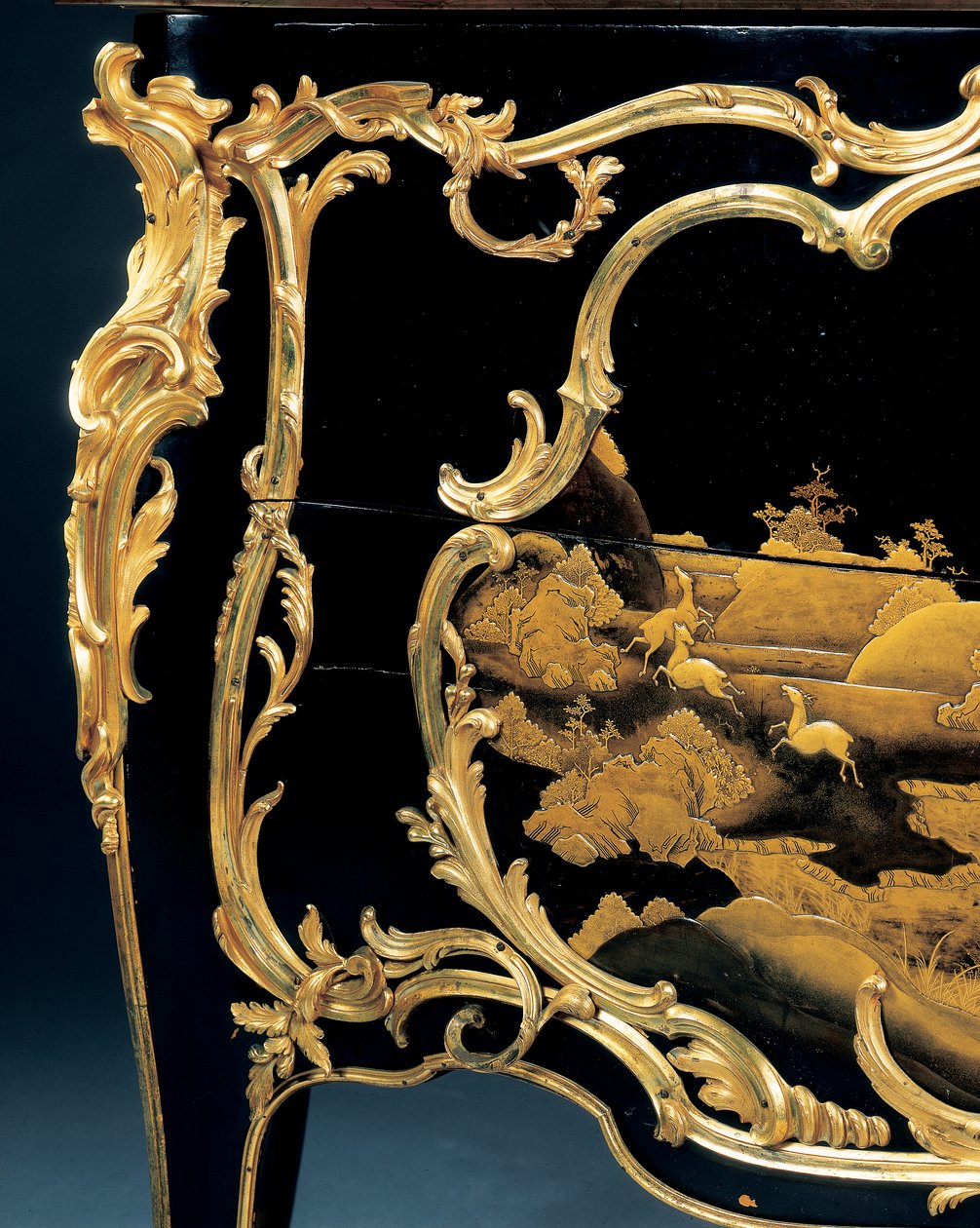 Cômoda (laca japonesa montada em ormolu) de Bernard van Risenburgh II