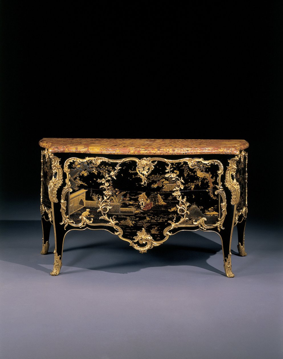 Cômoda, c.1745 (laca japonesa montada em ormolu e madeira ebonizada) de Bernard van Risenburgh II