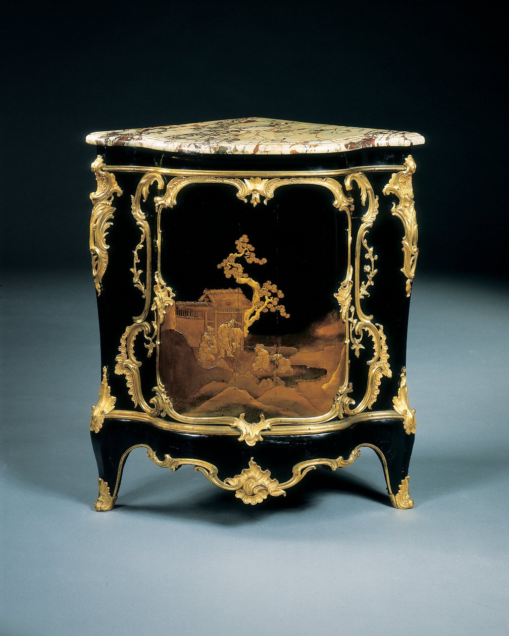 Um de um par de encoignuras Luís XV, c.1750 de Bernard van Risenburgh II