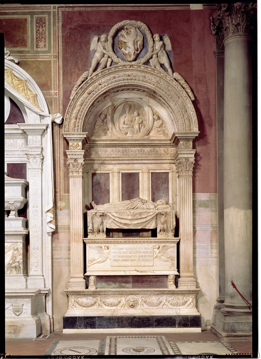 Túmulo de Leonardo Bruni (1369-144) 1446-50 (mármore) de Bernardo Rossellino