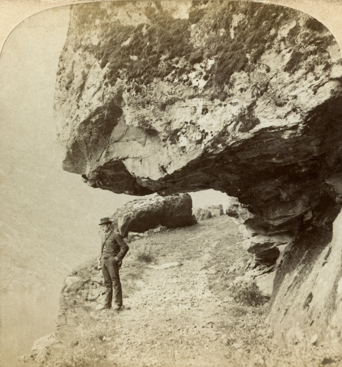 Homem em um penhasco com vista para Naeroyfjord, Sogne, Noruega. de Bert Underwood