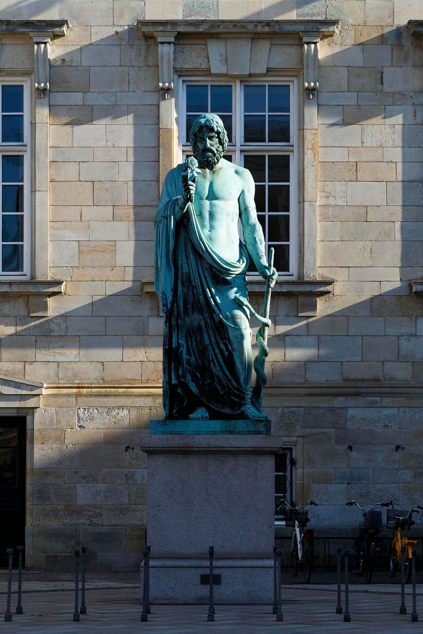 Asclépio de Bertel Thorvaldsen