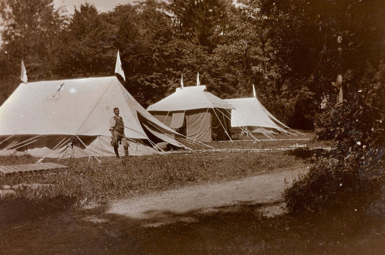 Álbum da Primeira Guerra Mundial em Friuli-Venezia Giulia: aceitação de tendências, cirurgia e curativo em frente à Villa Brazzà, lar do 17º Hospital de Guerra em Soleschiano Manzano, foto tirada da torre da igreja, 19/05/0116 (foto a p/b) de Bietti Bietti