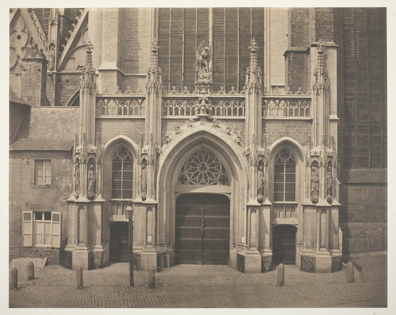 Sem título [Fachada Sul do Transepto da Catedral de São Miguel e Santa Gudula em Bruxelas, Bélgica] de Bisson Frères