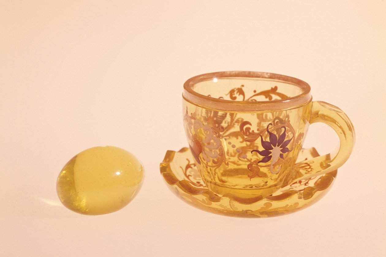 Annagelb esmaltado e cortado copo e pires, c.1840 (vidro) de Bohemian School