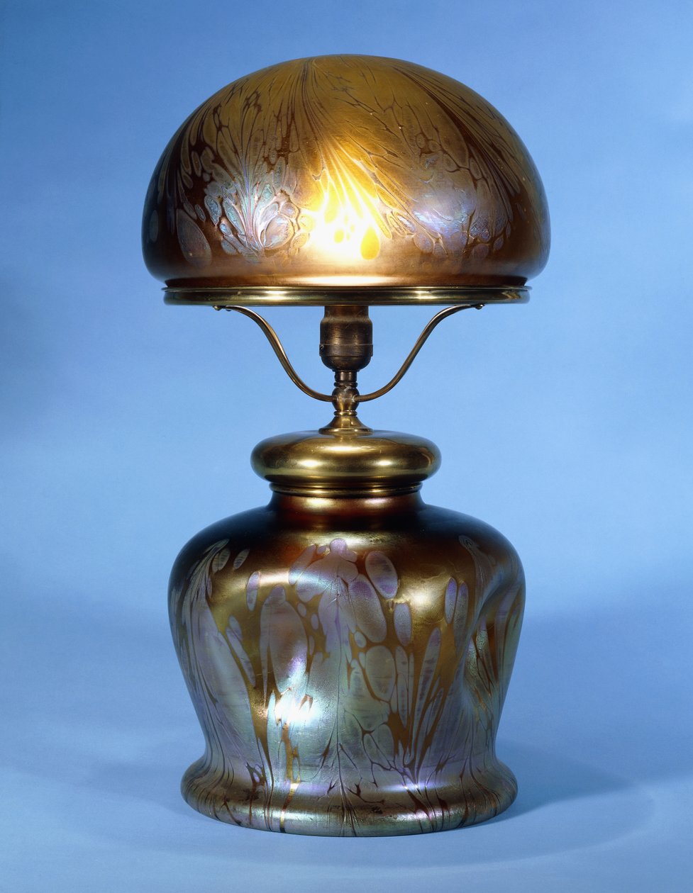 Um raro abajur Loetz de latão montado (vidro com brilho metálico dourado e bronze) de Bohemian School
