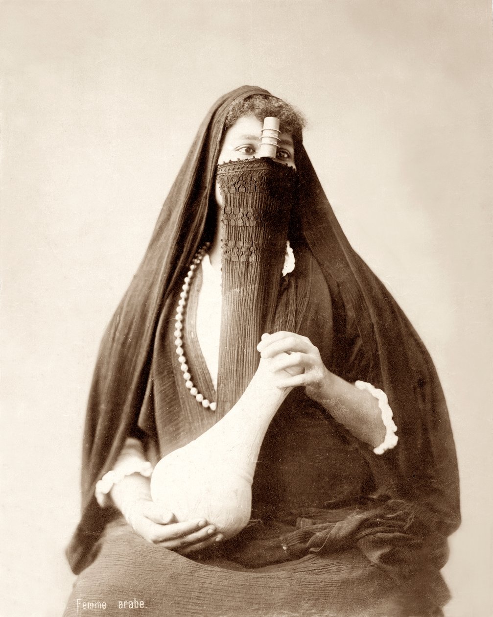 Menina, com, headdress, e, segurando, pote, c.1867-98 de Bonfils Studio