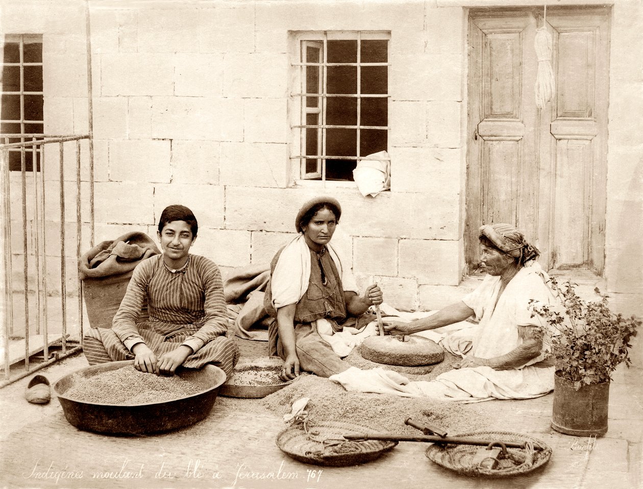 Moagem de trigo em Jerusalém, c.1867-98 de Bonfils Studio