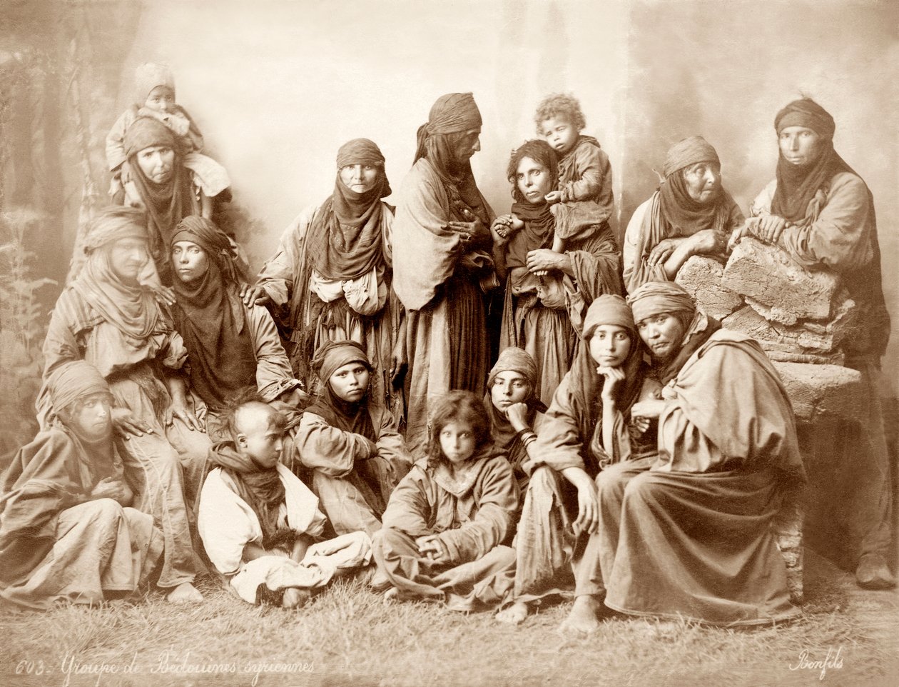 Grupo de 17 mulheres e crianças beduínas, c.1867-98 de Bonfils Studio