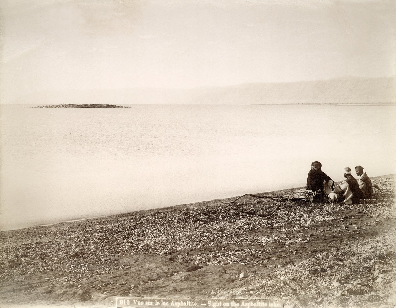 O extremo norte do Mar Morto, com a ilha de Rujm el Bahr, c.1867-96 de Bonfils Studio