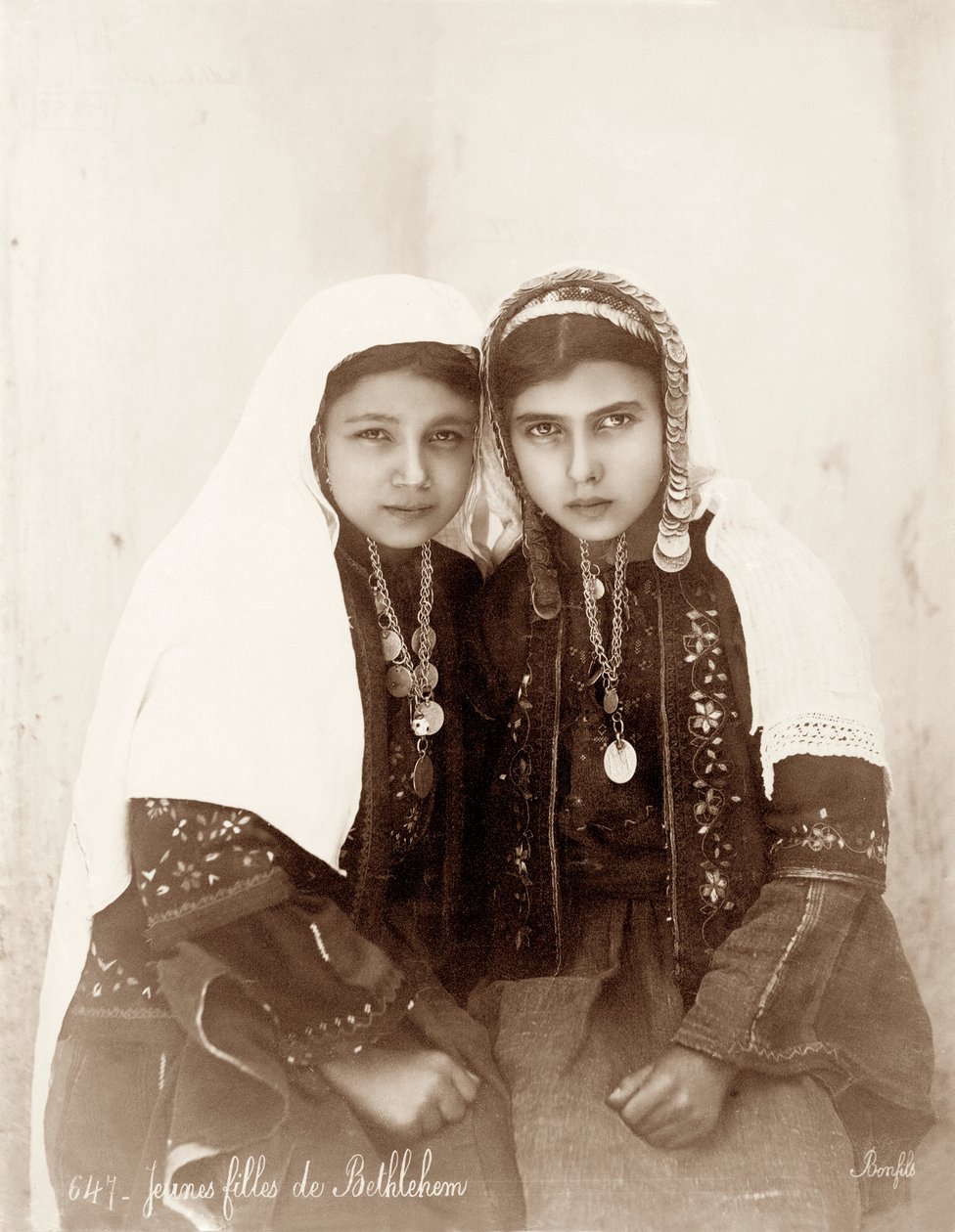 Duas meninas de Belém, c.1867-98 de Bonfils Studio