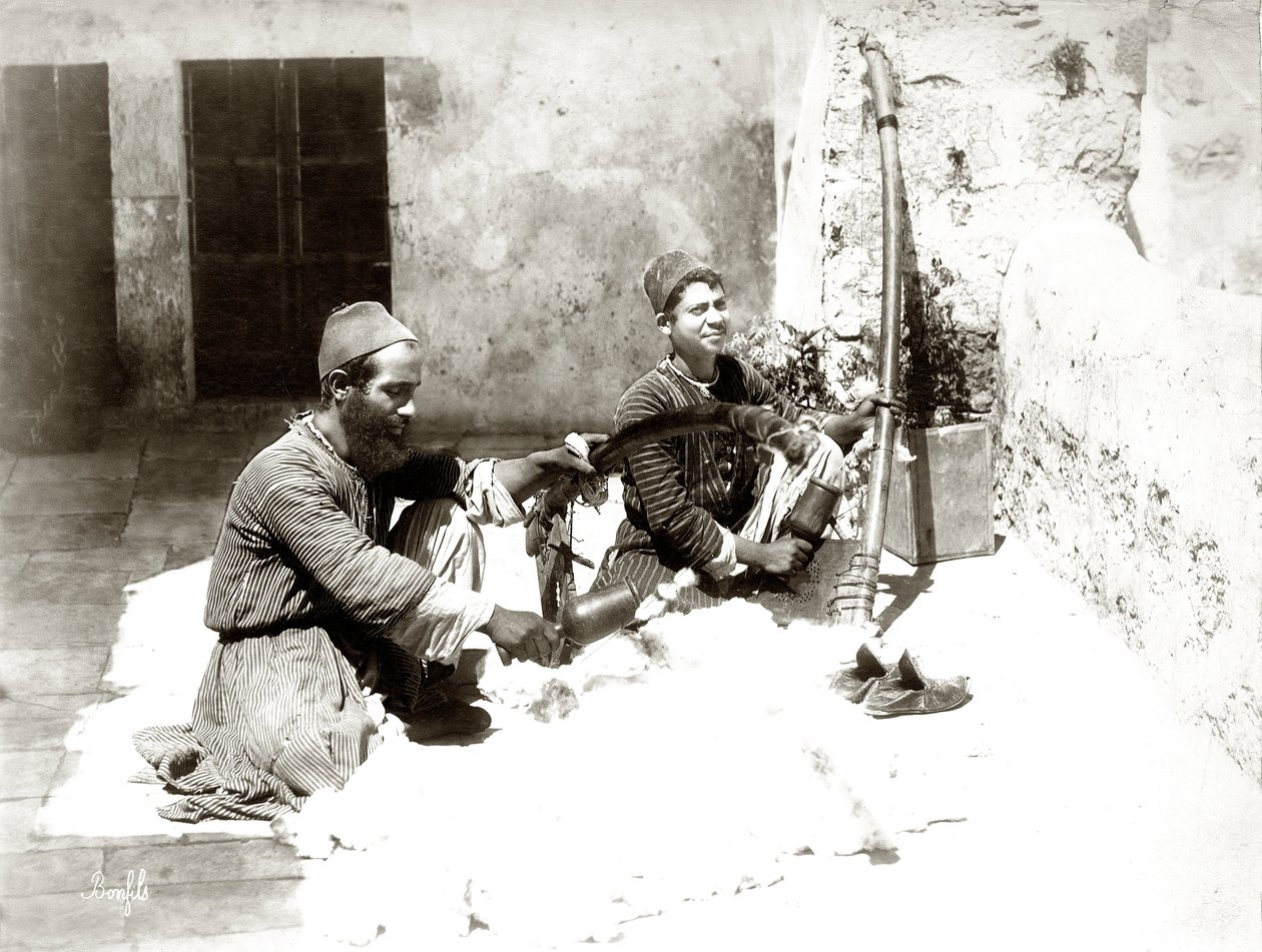Carders de lã em Jerusalém, c.1867-81 de Bonfils Studio