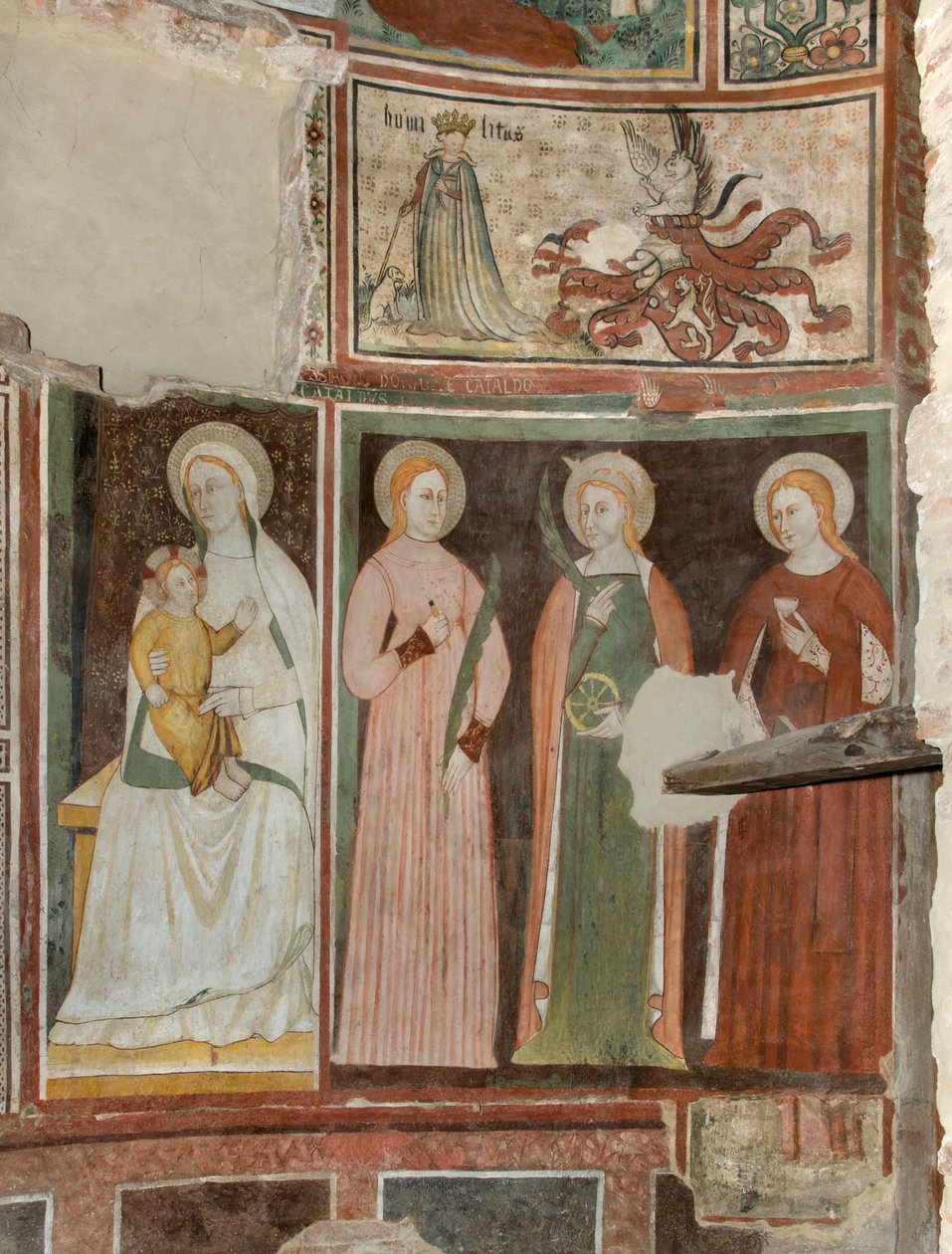 Transept Norte, Altar de São Miguel Arcanjo, Atrás do Altar, os Frescos de Bonifácio Bembo, Virgem e Criança Santa Aquilina e Santa Catarina de Alexandria, Acima símbolo da Umilitas de Bonifacio Bembo