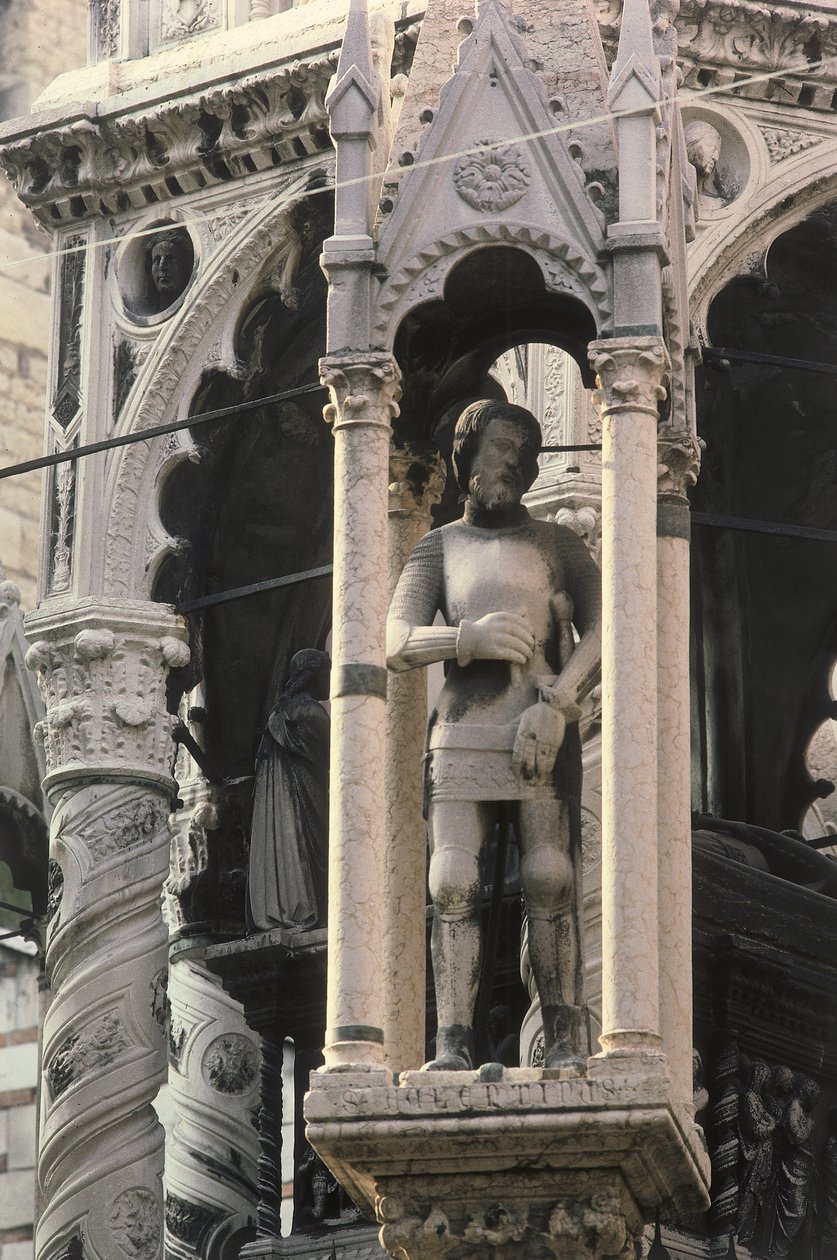 Detalhe da Tumba dos Scaligers, 1277-1387 (mármore) de Bonino da Campione