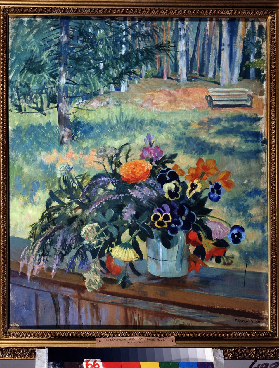 Flores (Flores). Natureza morta, buquê de flores na grade de madeira de um terraço, com vista para um parque arborizado. Pintura de Boris Michaylovich Kustodiev (Kustodiev) (1878-1927), óleo sobre tela de Boris Mikhailovich Kustodiev