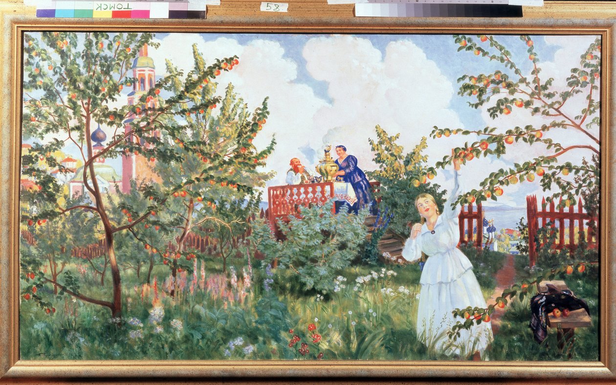 O jardim de maçãs (Apple Garden). Uma mulher de vestido branco colhe uma fruta de uma macieira, em uma plataforma, atrás dela, um casal está tomando chá, sentado perto de uma mesa com um samovar fumegante. Obra de Boris Michaylovich Kustodiev (Kustodiev) ( de Boris Mikhailovich Kustodiev