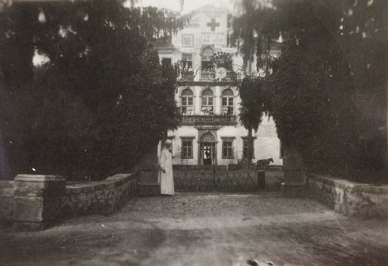 Álbum da Primeira Guerra Mundial em Friuli-Venezia Giulia: Villa Brazzà, casa de 17 do Hospital de Guerra em Soleschiano Manzano, foto tirada da torre da igreja, 19/05/0116 (foto a p/b) de Bourbon Del Monte