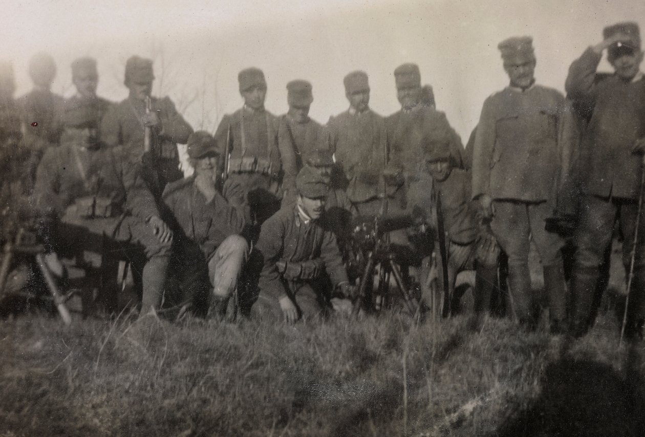 Álbum da Primeira Guerra Mundial em Friuli-Venezia Giulia: retrato de grupo dos soldados armados da Infantaria 112.mo de Bourbon Del Monte