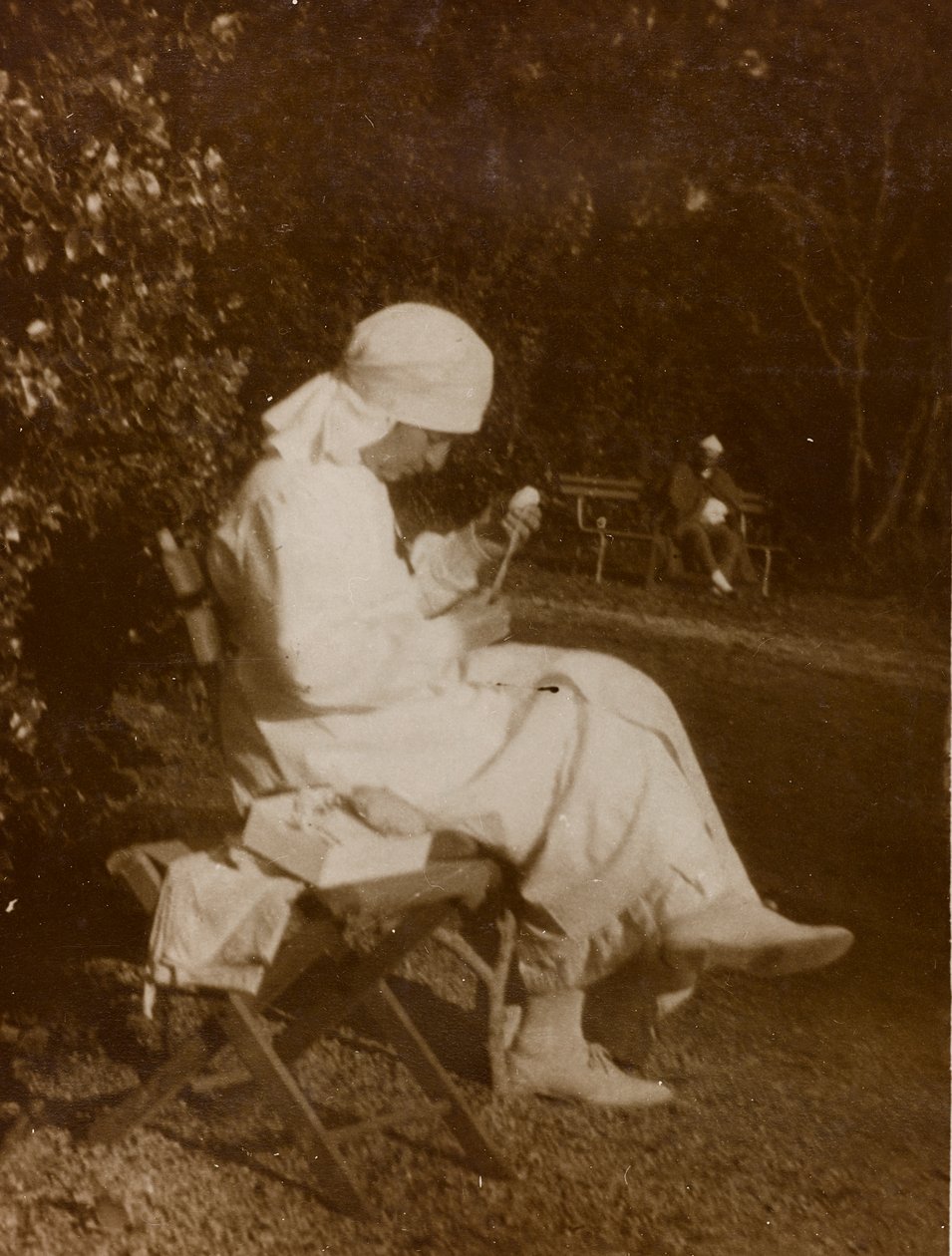 Álbum da Primeira Guerra Mundial em Friuli-Venezia Giulia: retrato de uma enfermeira da Cruz Vermelha no parque de Villa Brazzà, casa de 17 do Hospital de Guerra em Soleschiano Manzano (foto a p/b) de Bourbon Del Monte