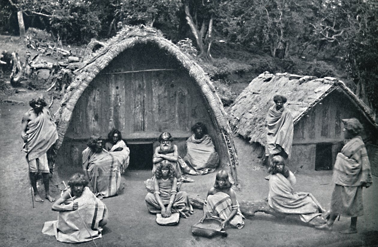 Uma casa de Toda em uma aldeia nativa de Mand, Índia, 1902 de Bourne and Shepherd