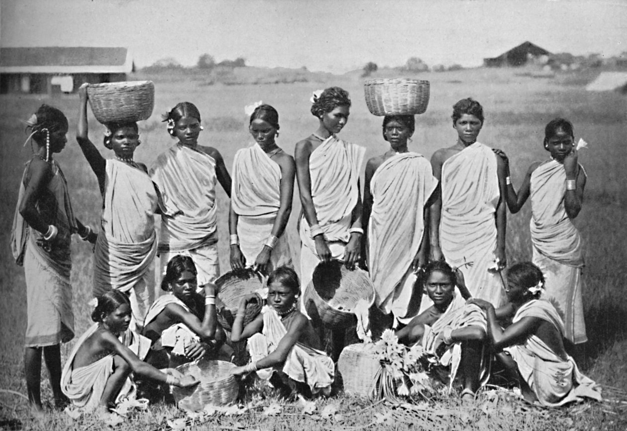 Um grupo de meninas Kol, 1902 de Bourne and Shepherd