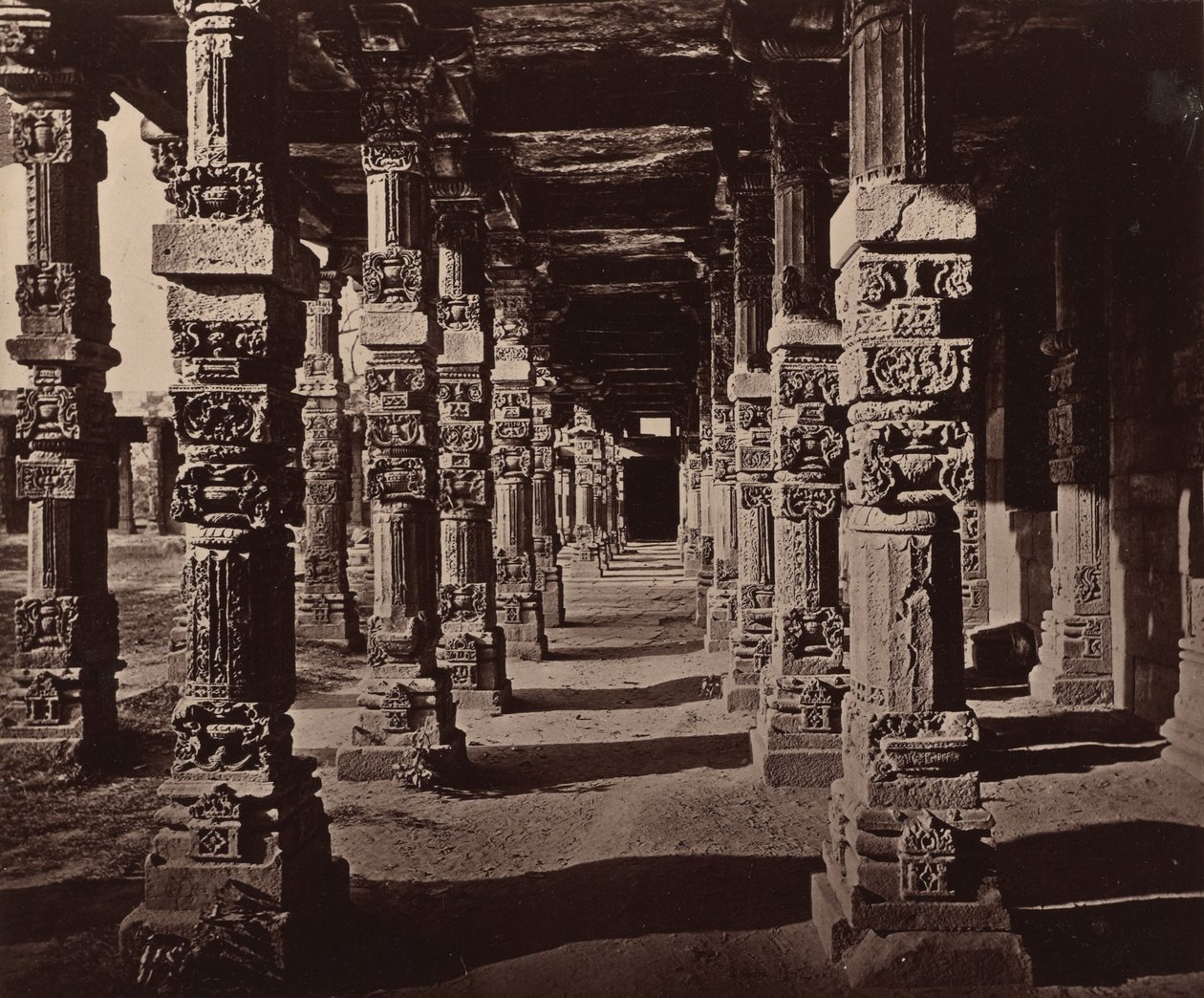 Interior da Colunata de Pilares Hindus no Kootub de Bourne and Shepherd