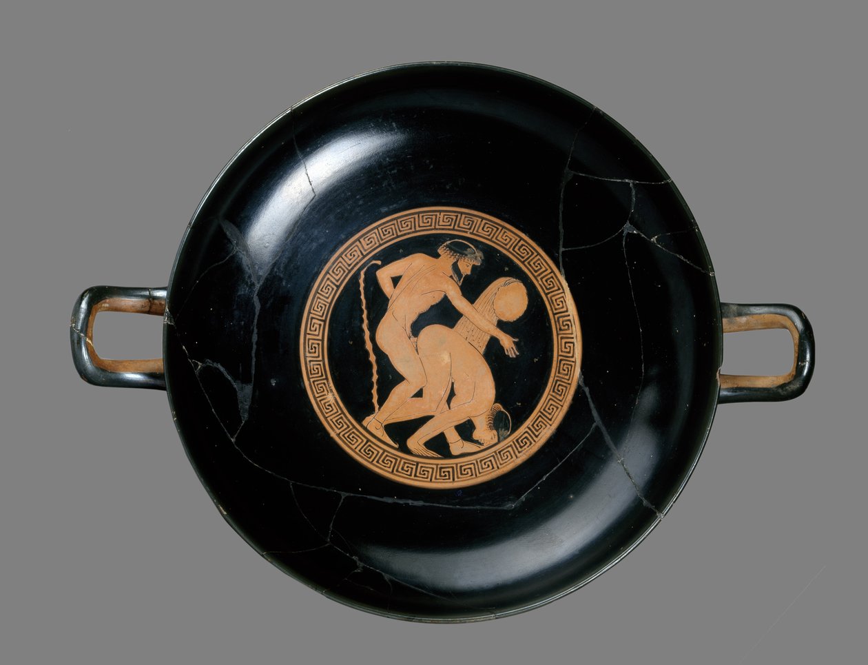 Kylix figura vermelha, representando um homem e uma mulher fazendo amor (cerâmica) de Briseis Painter