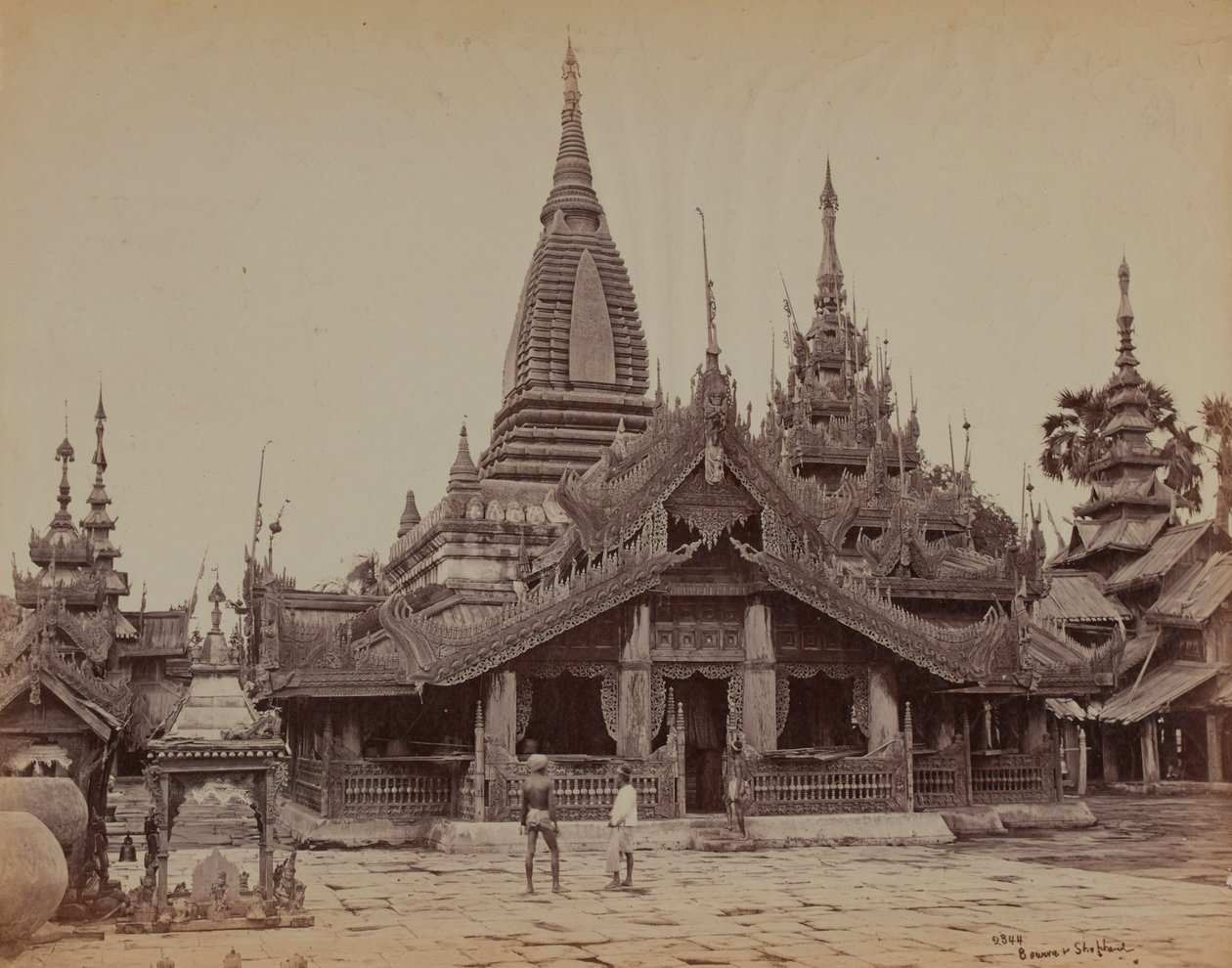 Pátio de um templo birmanês, Mandalay de British Photographer