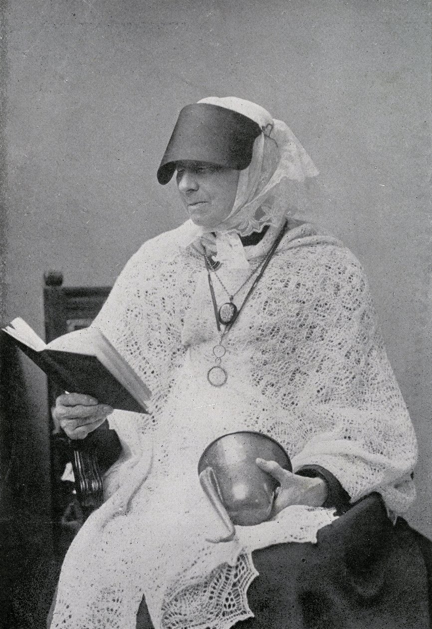 Jane Whyte Balfour, tia de Robert Louis Stevenson, fotografou lendo e segurando uma trombeta de orelha de British Photographer
