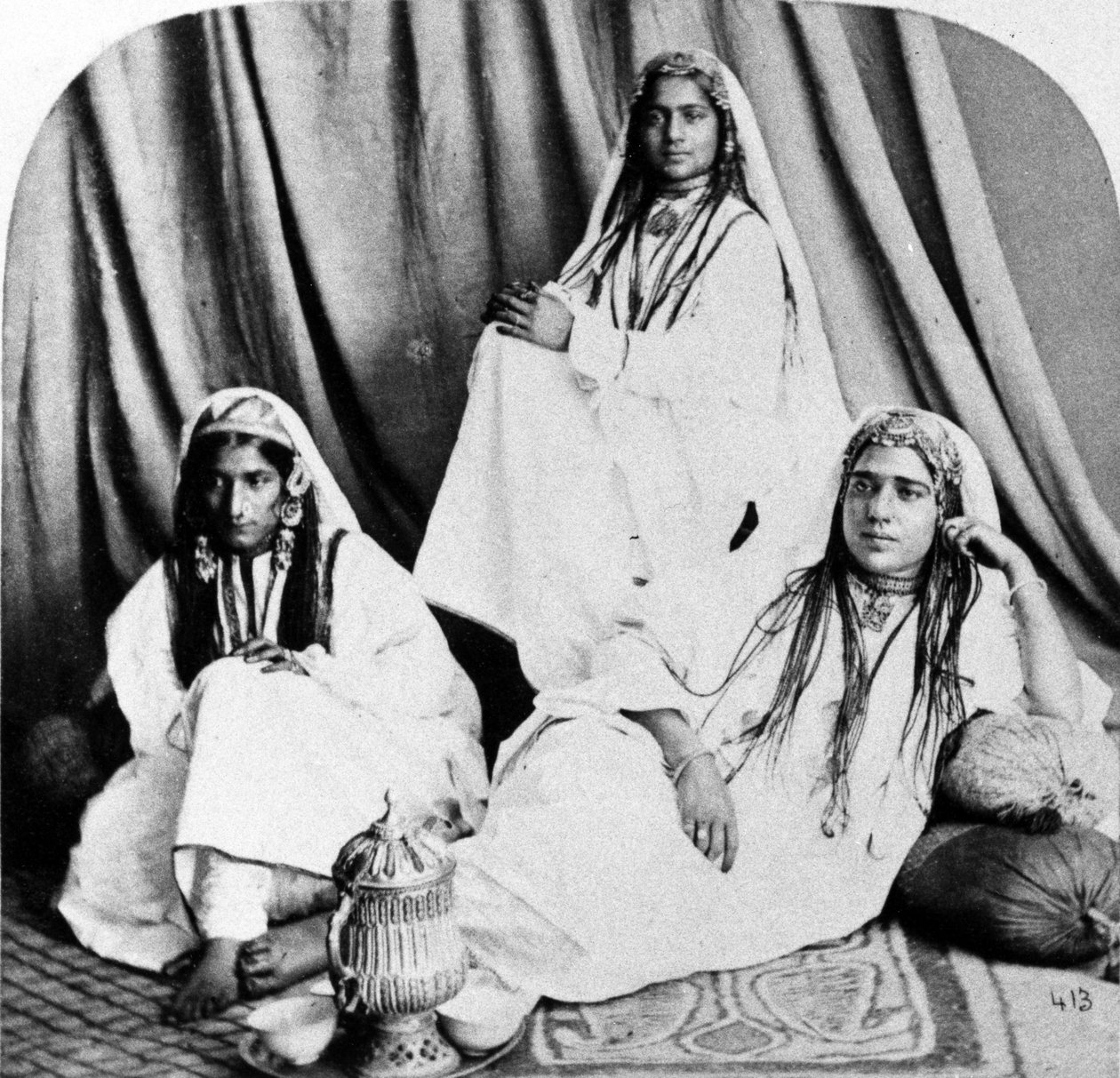 Kashmiri Nautch Girls, c.1860s de British Photographer