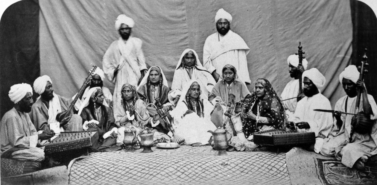 Kashmiri Nautch Girls, c.1860s de British Photographer