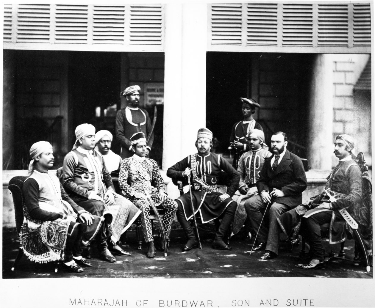 Maharaja Mahtab Chand Bahadur com seu filho e suíte, c.1870s de British Photographer