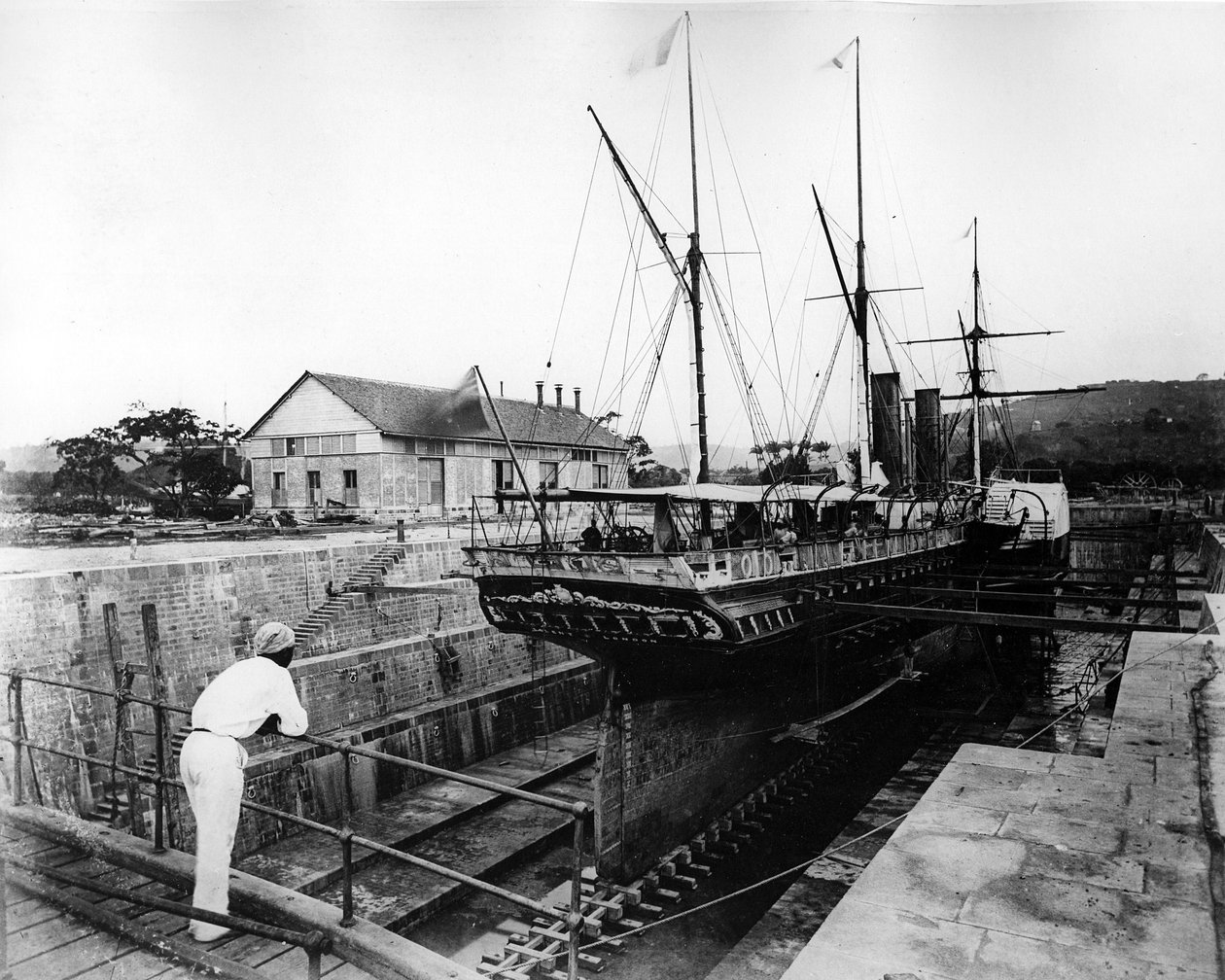 Paddle Steamer em uma doca seca nas Índias Ocidentais, c.1880s de British Photographer