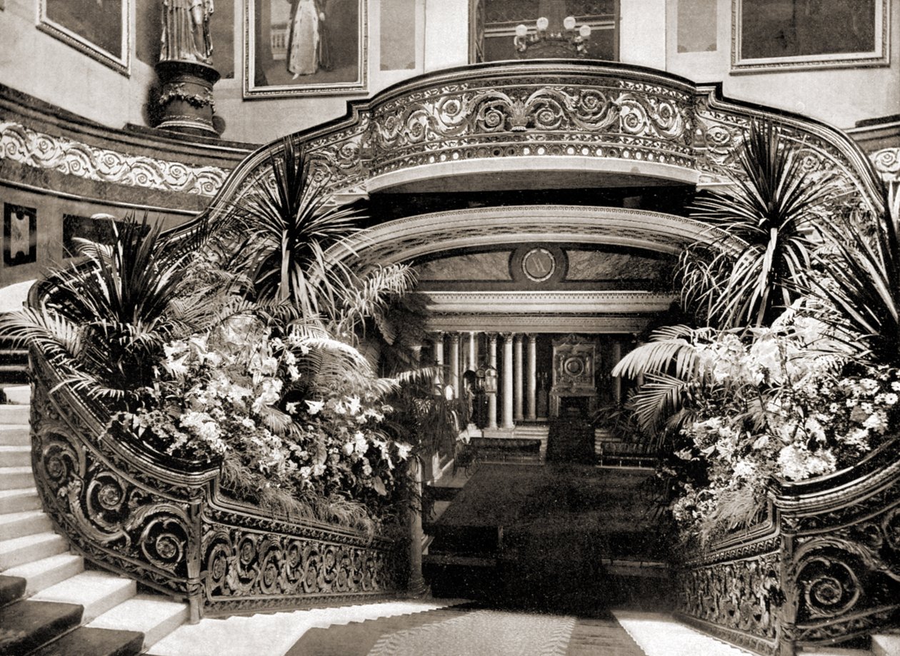 A grande escadaria em Buckingham Palce, Londres, 1890 de British Photographer