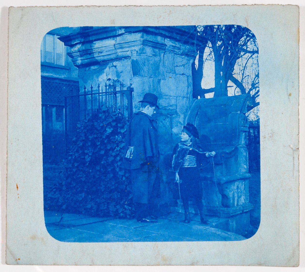 John Atkinson Grimshaw e Elaine Grimshaw nos portões do Knostrop Hall (cianótipo) de British Photographer