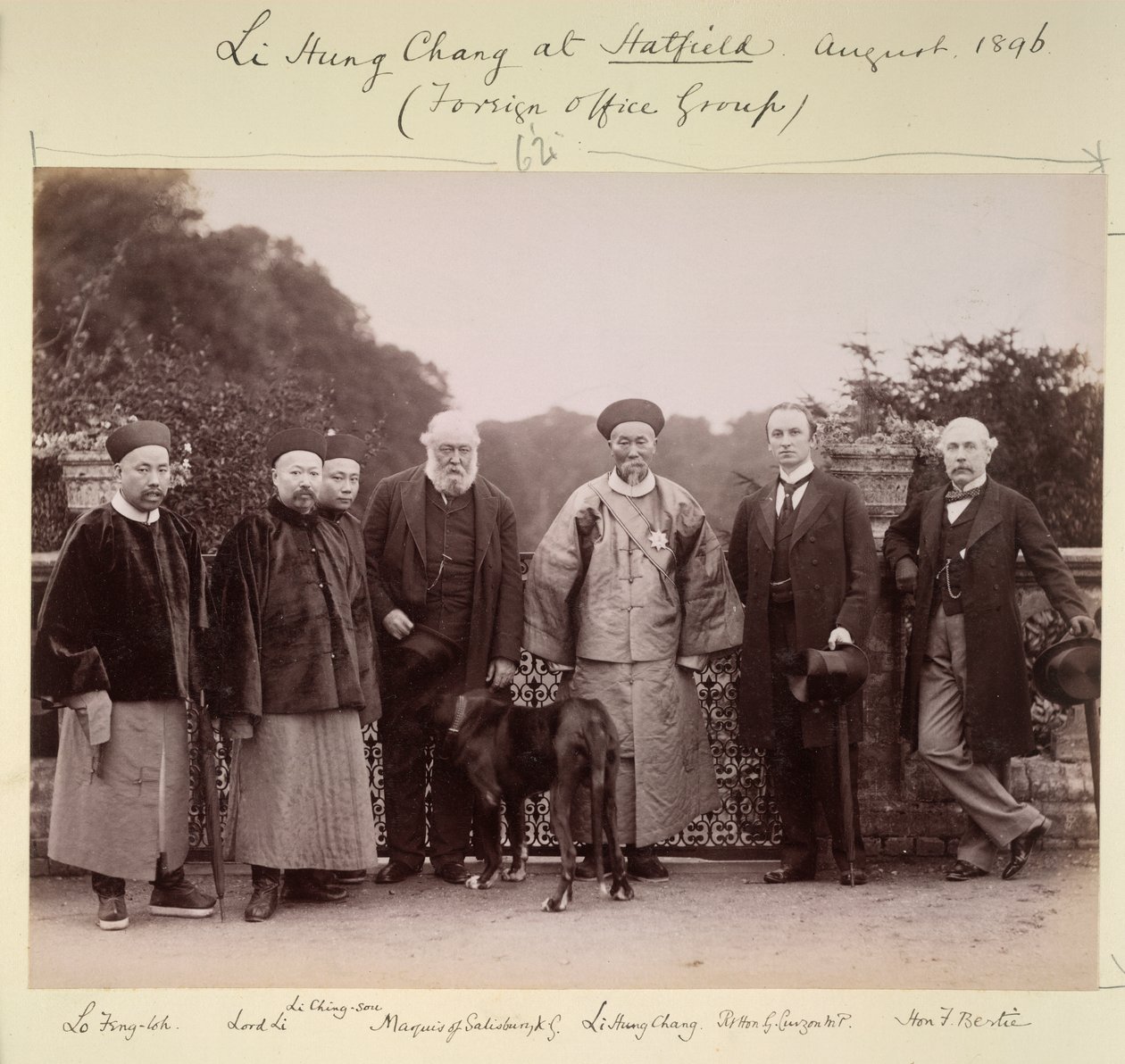 Li Hung Chang em Hatfield (Grupo do Foreign Office), Agosto de 1896 (foto a p/b) de British Photographer