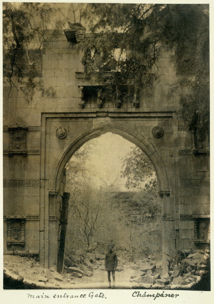 Portão de entrada principal, Champaner, c.1875 (foto em preto e branco) de British Photographer