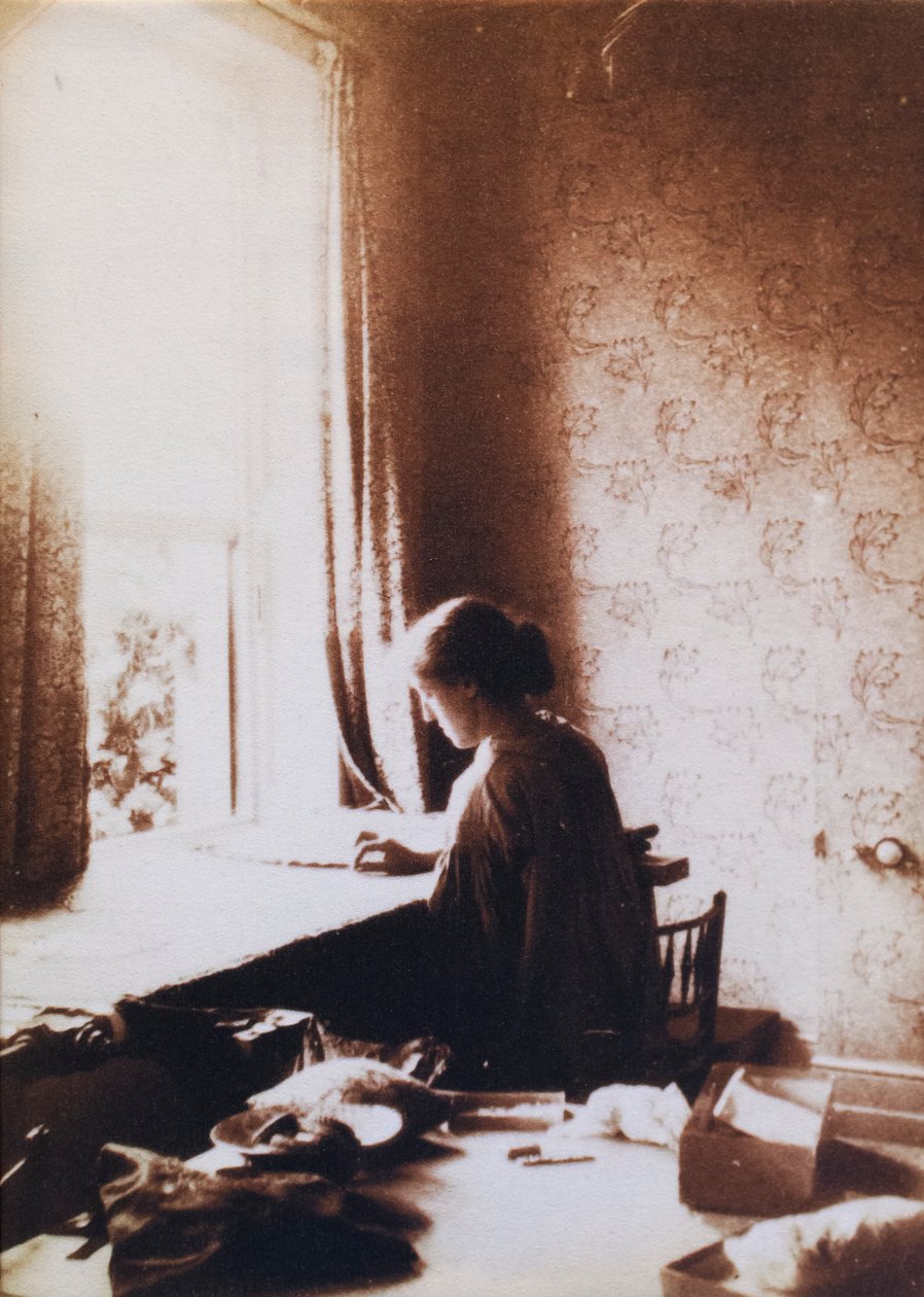 Maio Morris no trabalho, início da década de 1890 (foto a p/b) de British Photographer