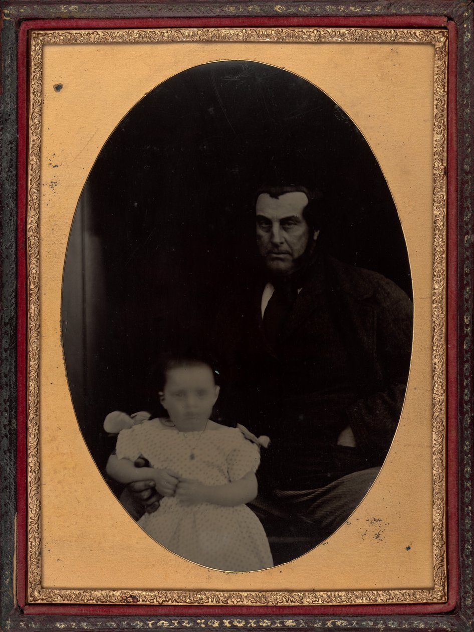 Retrato de um pai e uma filha, década de 1860 (foto) de British Photographer