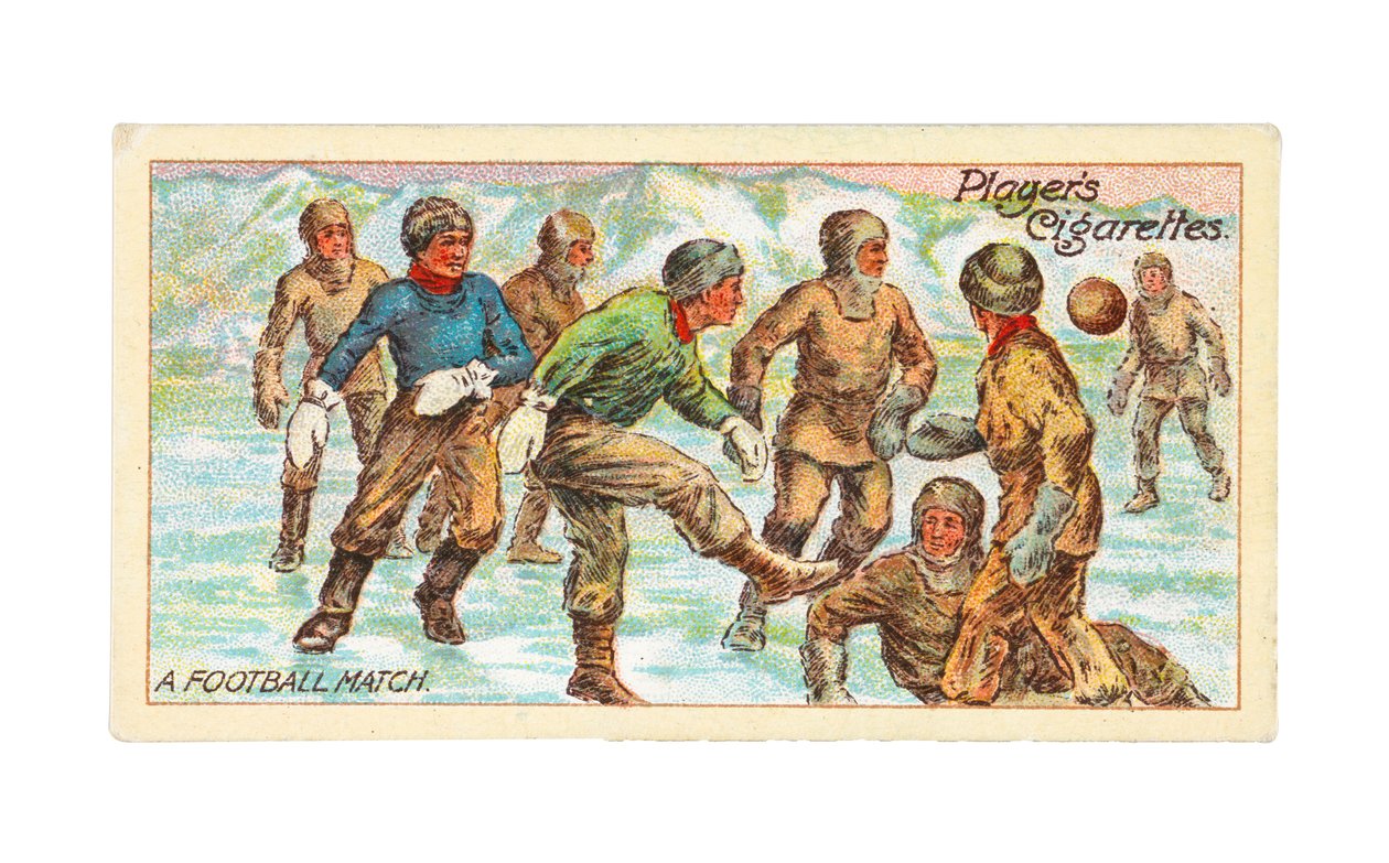 Um jogo de futebol em Winter Quarters de British School