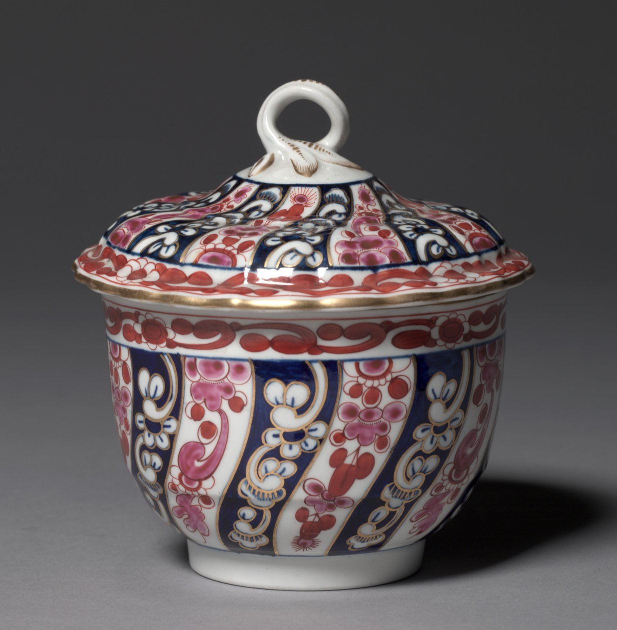 Tigela coberta, fabricante Worcester Porcelain Factory, c.1770 de British School
