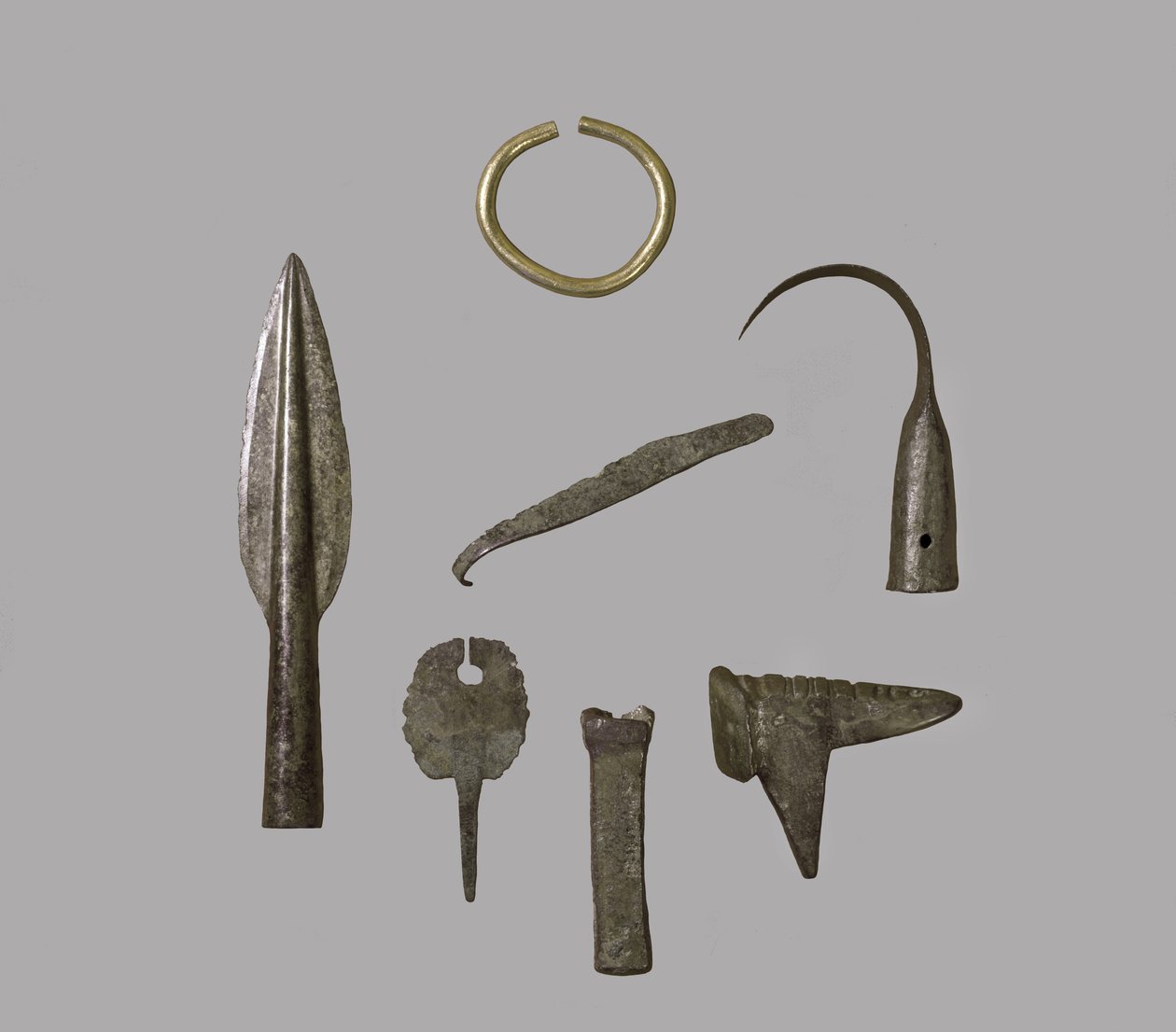 Um tesouro de ornamentos e utensílios, de Fresn-la-Mere, França, ouro e bronze da Idade do Bronze, veja também 121148 de Bronze Age
