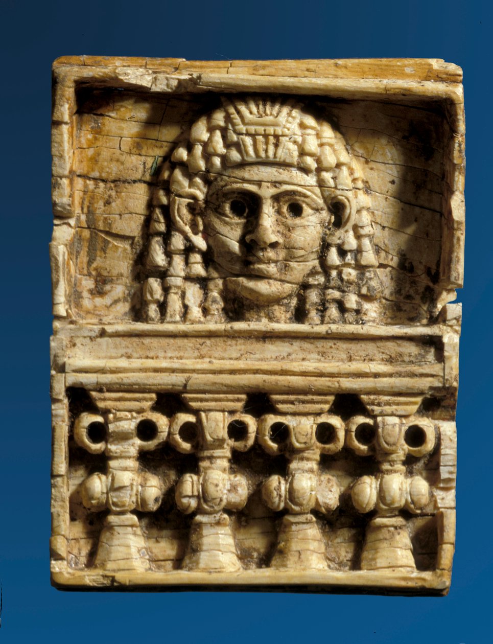 Placa representando uma mulher em uma janela de Bronze Age